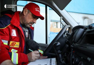 Водій швидкої і екстрений медичний технік Андрій Коваленко під час чергування бригади у Херсоні 19 листопада 2024 року Водій швидкої і екстрений медичний технік Андрій Коваленко під час чергування бригади у Херсоні 19 листопада 2024 року