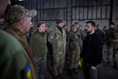 Президент з українськими військовими поблизу Бахмута. Фото: Офіс президента Президент з українськими військовими поблизу Бахмута. Фото: Офіс президента