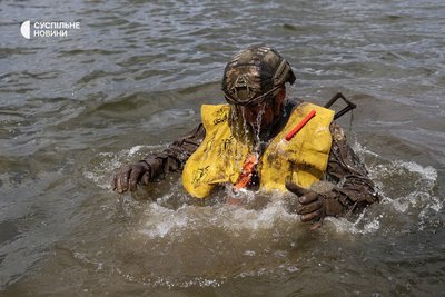 Морські піхотинці 505-го окремого батальйону проходять одне із завдань "смуги морпіха" — форсування річки на півдні Морські піхотинці 505-го окремого батальйону проходять одне із завдань "смуги морпіха" — форсування річки на півдні