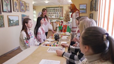 Скельце та фарби: на Вінниччині відроджують техніку розпису на склі Скельце та фарби: на Вінниччині відроджують техніку розпису на склі
