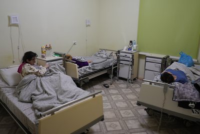 Друга доба без електрики, води та опалення: як херсонці живуть в умовах блекауту Друга доба без електрики, води та опалення: як херсонці живуть в умовах блекауту