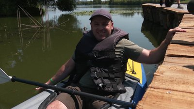 Безбар’єрність на воді: ветерани випробували підйомник для байдарок у парку "Оствиця" в Рівному