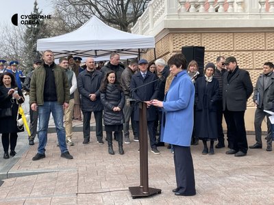Директорка ЮНЕСКО в Одесі: у місті відкрили інформаційну табличку про внесення центру до всесвітньої спадщини Директорка ЮНЕСКО в Одесі: у місті відкрили інформаційну табличку про внесення центру до всесвітньої спадщини