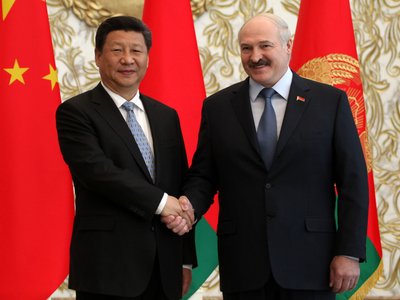 Глава Китаю Сі Цзіньпін і президент Білорусі Олександр Лукашенко Глава Китаю Сі Цзіньпін і президент Білорусі Олександр Лукашенко