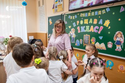 "Наш заклад двічі постраждав": в одному з ліцеїв Одеси пролунав останній дзвоник "Наш заклад двічі постраждав": в одному з ліцеїв Одеси пролунав останній дзвоник