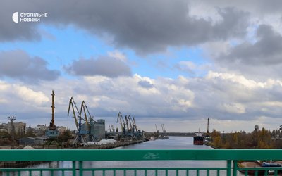 Вид на частину річкового порту з мосту через річку Кошову у Херсоні, 18 листопада 2024 року Вид на частину річкового порту з мосту через річку Кошову у Херсоні, 18 листопада 2024 року
