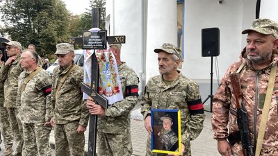 У Полтаві прощаються із трьома військовими, які загинули на війні з РФ У Полтаві прощаються із трьома військовими, які загинули на війні з РФ
