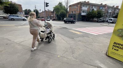 Без барʼєрів: в одному з міст Черкащини облаштовують спуски з тротуарів Без барʼєрів: в одному з міст Черкащини облаштовують спуски з тротуарів