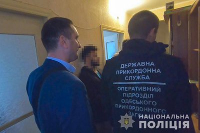 4 000 доларів за виїзд з країни: в Одесі затримали чоловіків, яких підозрюють у підробці студентських документів 4 000 доларів за виїзд з країни: в Одесі затримали чоловіків, яких підозрюють у підробці студентських документів