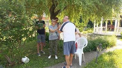 Жителі селища звинувачують свого односельця, що він перекрив воду на своїй ділянці, в результаті чого без водопостачання лишилося все селище Жителі селища звинувачують свого односельця, що він перекрив воду на своїй ділянці, в результаті чого без водопостачання лишилося все селище