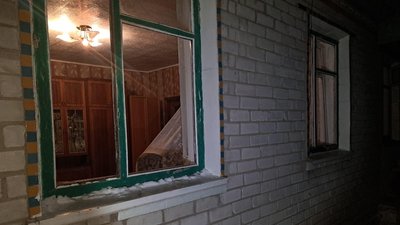 Пошкоджені чотири будинки: російські війська атакували Семенівку безпілотниками типу "Молнія" Пошкоджені чотири будинки: російські війська атакували Семенівку безпілотниками типу "Молнія"