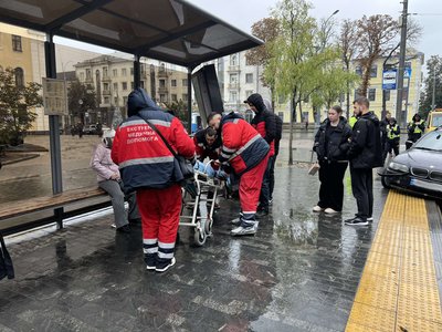 У Вінниці легковик в'їхав в зупинку громадського транспорту: є травмовані У Вінниці легковик в'їхав в зупинку громадського транспорту: є травмовані