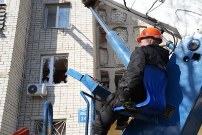 У Слобідському районі Харкова усувають наслідки атаки дронів РФ вранці 26 березня 2026 року У Слобідському районі Харкова усувають наслідки атаки дронів РФ вранці 26 березня 2026 року
