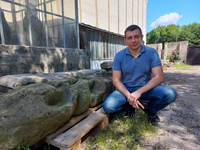 "На них – сліди від російських снарядів": на Дніпропетровщину еваукуювали три кам’яні баби з фронту "На них – сліди від російських снарядів": на Дніпропетровщину еваукуювали три кам’яні баби з фронту