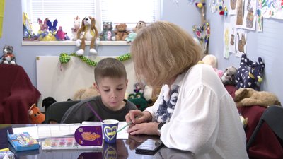 Психолог проводить терапію для шестирічного переселенця