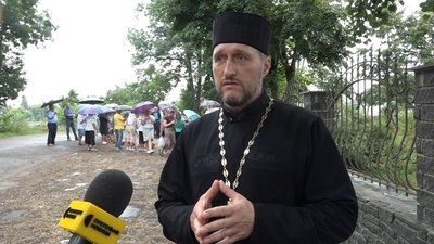 Конфлікт між вірянами ПЦУ та УПЦ у селі Старосільці на Житомирщині: священнослужіння біля закритого храму Конфлікт між вірянами ПЦУ та УПЦ у селі Старосільці на Житомирщині: священнослужіння біля закритого храму