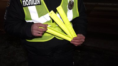 Безпека пішоходів і водіїв під час знеструмлень. Кропивницькі поліцейські роздають флікери Безпека пішоходів і водіїв під час знеструмлень. Кропивницькі поліцейські роздають флікери