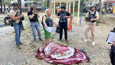 Слідчі біля тіла загиблого внаслідок авіаударів по Харкову, 30 серпня 2024 року Слідчі біля тіла загиблого внаслідок авіаударів по Харкову, 30 серпня 2024 року