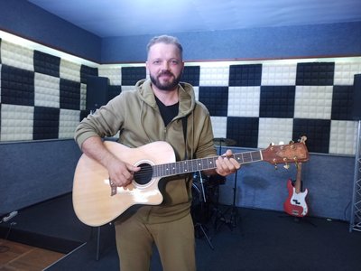 Музикант Ігор Воєвуцький: "Пішов у тероборону і волонтерю, бо хочу бути корисним" Музикант Ігор Воєвуцький: "Пішов у тероборону і волонтерю, бо хочу бути корисним"