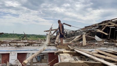 "Ми не склали руки". У Малій Данилівці проводять толоки, щоб зберегти пошкоджену ударом РФ кінну школу "Ми не склали руки". У Малій Данилівці проводять толоки, щоб зберегти пошкоджену ударом РФ кінну школу
