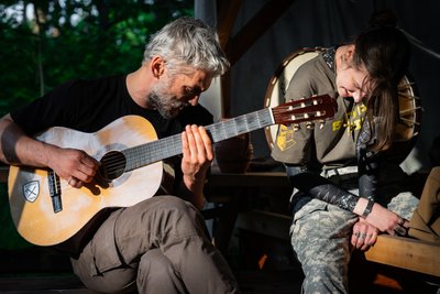 Організатор "Бугурт Січ" грає на гітарі Організатор "Бугурт Січ" грає на гітарі