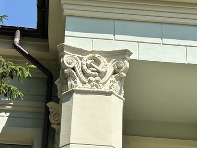 Радянський серп та молот: на одній з будівель Павлограда розташована заборонена символіка Радянський серп та молот: на одній з будівель Павлограда розташована заборонена символіка