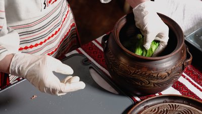 "Кулінарний спадок": як на Рівненщині готують голубці з млинцями, які є нематеріальною культурною спадщиною України "Кулінарний спадок": як на Рівненщині готують голубці з млинцями, які є нематеріальною культурною спадщиною України