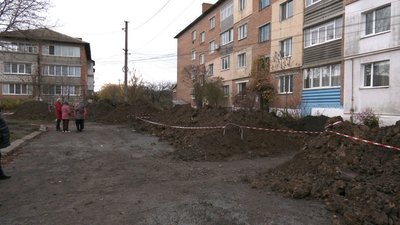 У селі на Вінниччині ремонт водогону паралізував під’їзди та двір багатоповерхівки: у чому причина У селі на Вінниччині ремонт водогону паралізував під’їзди та двір багатоповерхівки: у чому причина
