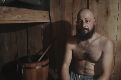 Військовслужбовець "Вікінг" у лазні, облаштованій для військових Військовслужбовець "Вікінг" у лазні, облаштованій для військових