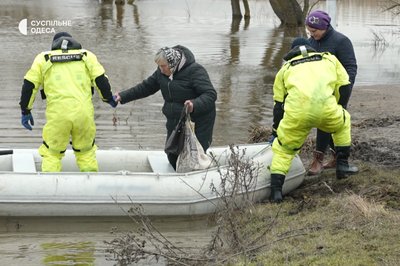 Людей і продукти возять човном: село на Одещині відрізане повінню Людей і продукти возять човном: село на Одещині відрізане повінню