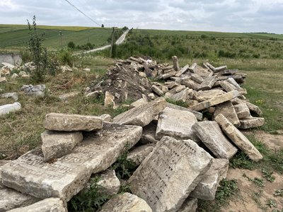 Понад 70 років пролежали під шаром бетону. На Франківщині облаштують меморіал із сотні мацев Понад 70 років пролежали під шаром бетону. На Франківщині облаштують меморіал із сотні мацев