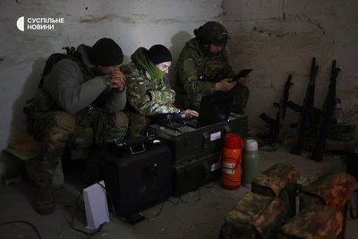 Військові першого батальйону 40 ОБрБО в бліндажі на бойовій позиції готуються до роботи з нічним бомбером на Херсонщині Військові першого батальйону 40 ОБрБО в бліндажі на бойовій позиції готуються до роботи з нічним бомбером на Херсонщині