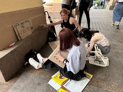 Полтавці вчетверте зібралися на акцію протесту проти закону, який нівелює незалежність НАБУ та САП Полтавці вчетверте зібралися на акцію протесту проти закону, який нівелює незалежність НАБУ та САП