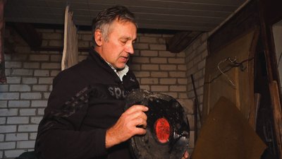 Знищені музичні платівки, Кам'янка, Харківська область, листопад 2023 року. Знищені музичні платівки, Кам'янка, Харківська область, листопад 2023 року.
