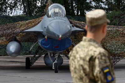 Український військовослужбовець біля винищувача F16, 4 серпня 2024 року Український військовослужбовець біля винищувача F16, 4 серпня 2024 року