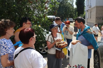 Місцеві жителі зустрічають колишнього військовополоненого Сергія Шевцова у Вознесенську на Миколаївщині Місцеві жителі зустрічають колишнього військовополоненого Сергія Шевцова у Вознесенську на Миколаївщині