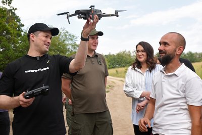 Михайло Федоров (ліворуч) з Юлією Свириденко (друга праворуч) відвідують полігон, де українські військовослужбовці навчаються керувати безпілотниками для виконання бойових завдань. Київщина, 29 липня 2022 року Михайло Федоров (ліворуч) з Юлією Свириденко (друга праворуч) відвідують полігон, де українські військовослужбовці навчаються керувати безпілотниками для виконання бойових завдань. Київщина, 29 липня 2022 року