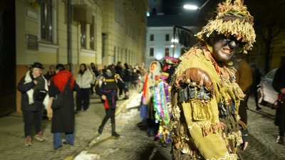 У костюмах Міндіча і НАБУ. Як буковинська Маланка збирала гроші для військових у Чернівцях У костюмах Міндіча і НАБУ. Як буковинська Маланка збирала гроші для військових у Чернівцях