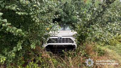 Авто розірвало навпіл, а в його водія діагностували забій ноги внаслідок ДТП на Рівненщині — поліція Авто розірвало навпіл, а в його водія діагностували забій ноги внаслідок ДТП на Рівненщині — поліція