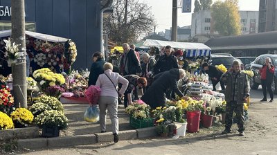День пам'яті померлих на Закарпатті: чи здорожчали свічки та поминальна атрибутика День пам'яті померлих на Закарпатті: чи здорожчали свічки та поминальна атрибутика
