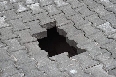 У Звягелі на Житомирщині серед міста утворилося провалля – рух для автотранспорту закрили У Звягелі на Житомирщині серед міста утворилося провалля – рух для автотранспорту закрили