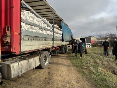 Роздають по сім кубів на домогосподарство. Жителі трьох громад Херсонщини отримали дрова від благодійників Роздають по сім кубів на домогосподарство. Жителі трьох громад Херсонщини отримали дрова від благодійників