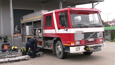 Пожежний автомобіль для рятувальників з Дніпропетровщини передали рівненські та фінські волонтери Пожежний автомобіль для рятувальників з Дніпропетровщини передали рівненські та фінські волонтери