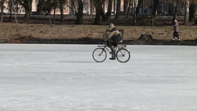 "Лід ще міцний": що рибалки та рятувальники говорять про риболовлю на кризі у Рівному "Лід ще міцний": що рибалки та рятувальники говорять про риболовлю на кризі у Рівному