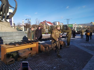 Проєкт "Український арсенал свободи": добровольцям, які обороняли Ірпінь, вручили нові гвинтівки Проєкт "Український арсенал свободи": добровольцям, які обороняли Ірпінь, вручили нові гвинтівки