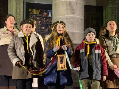 Освячення різдвяної шопки у Тернополі, пластуни принесли Вифлеємський вогонь, Тернопіль,12 грудня 2025 року Освячення різдвяної шопки у Тернополі, пластуни принесли Вифлеємський вогонь, Тернопіль,12 грудня 2025 року