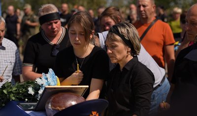 У Марганці попрощалися із загиблим внаслідок обстрілу РФ рятувальником Данилом Хижняком У Марганці попрощалися із загиблим внаслідок обстрілу РФ рятувальником Данилом Хижняком