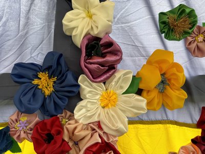 Як виготовити квітку зі стрічок Як виготовити квітку зі стрічок