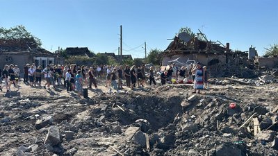 «Я втратив усіх». У Радушному біля атакованого РФ будинку провели хвилину мовчання і вшанували загиблу родину Воронових «Я втратив усіх». У Радушному біля атакованого РФ будинку провели хвилину мовчання і вшанували загиблу родину Воронових