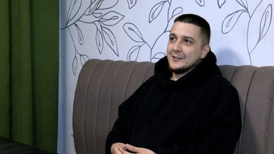 "Три роки я дивився у підлогу": звільнений з полону Дмитро Батюк розповів про російську неволю "Три роки я дивився у підлогу": звільнений з полону Дмитро Батюк розповів про російську неволю